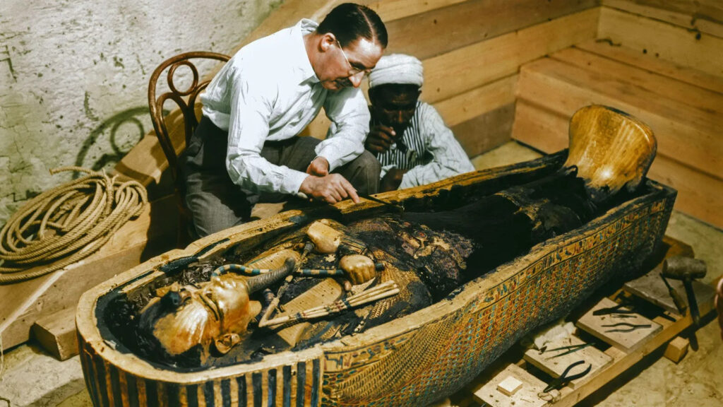 Howard Carter with tutankhamun in his tomb